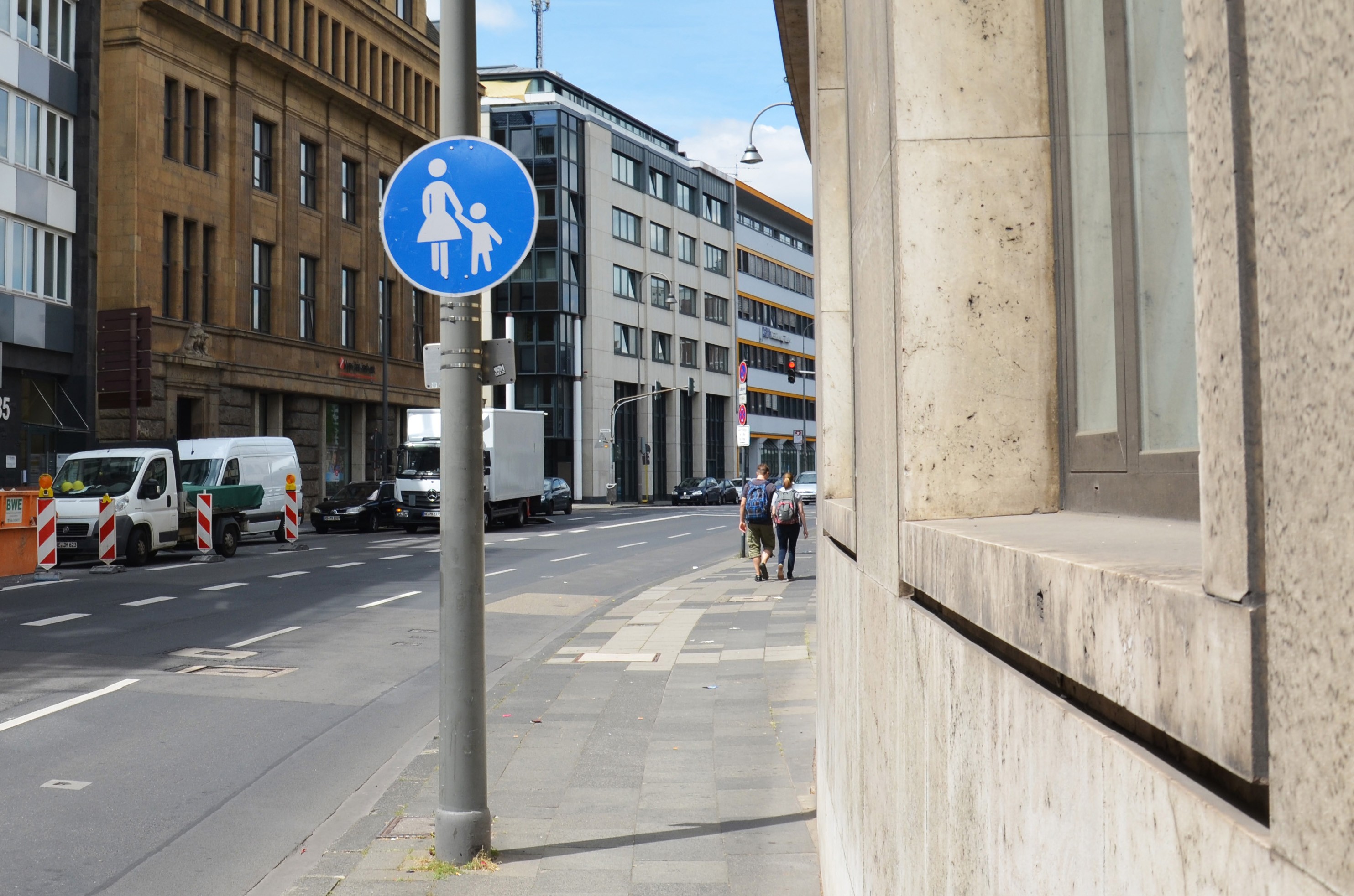 Strassenverkehrssystem – Fußgaengerweg.jpg